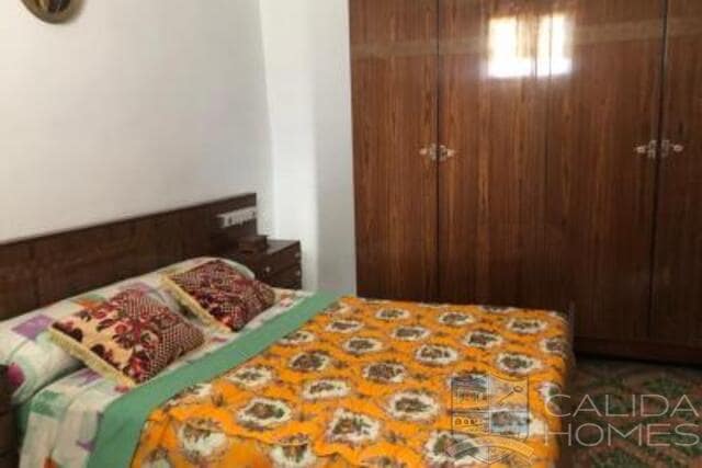 6 bedroom Finca/Country House for sale in Velez-Blanco with garage - € 219,900 (Ref: 9722624)