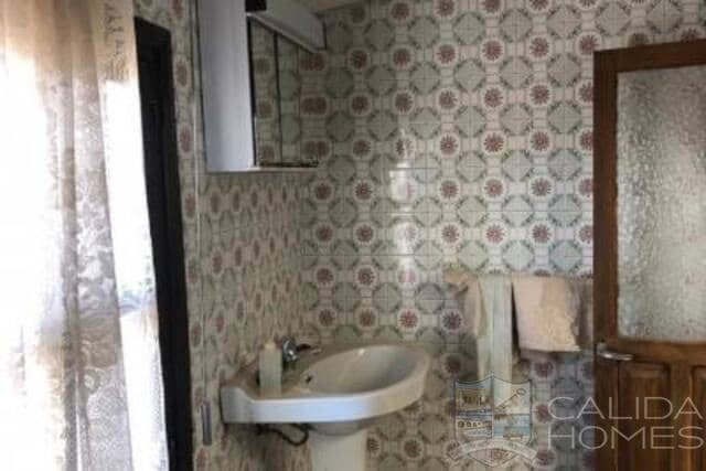 6 bedroom Finca/Country House for sale in Velez-Blanco with garage - € 219,900 (Ref: 9722624)