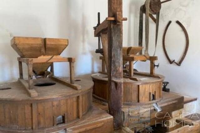 6 bedroom Finca/Country House for sale in Velez-Blanco with garage - € 219,900 (Ref: 9722624)