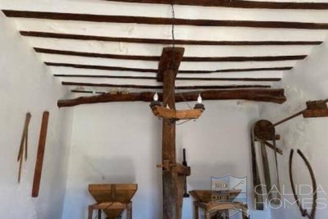 6 bedroom Finca/Country House for sale in Velez-Blanco with garage - € 219,900 (Ref: 9722624)