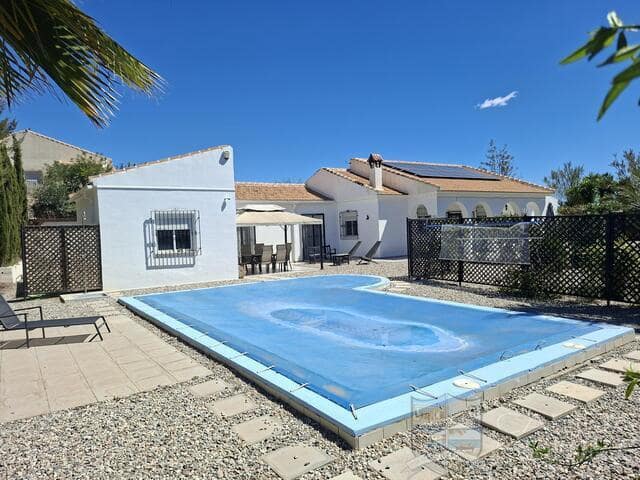 Chalet de 4 habitaciones en Arboleas en venta con piscina garaje - 349.950 € (Ref: 9753555)