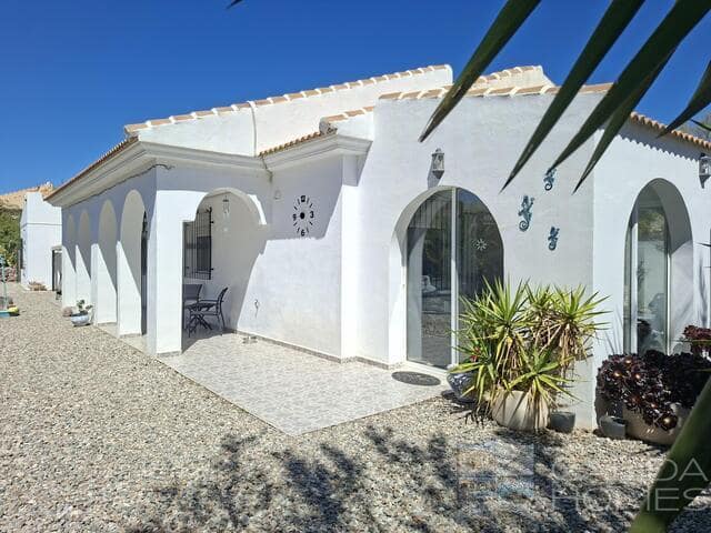 Chalet de 4 habitaciones en Arboleas en venta con piscina garaje - 349.950 € (Ref: 9753555)
