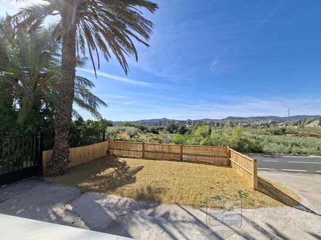 4 bedroom Townhouse for sale in La Alfoquia with garage - € 189,000 (Ref: 9787531)