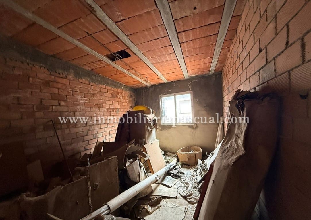 5 bedroom Villa for sale in Cocentaina with garage - € 160,000 (Ref: 9743095)