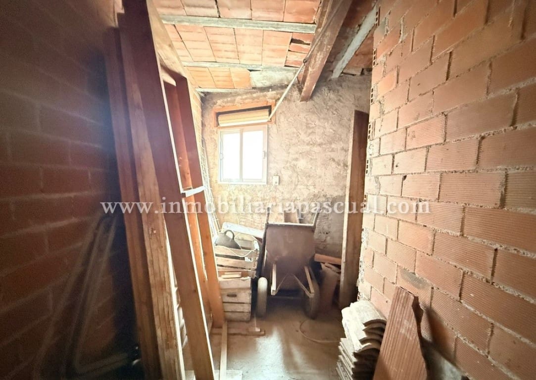 5 bedroom Villa for sale in Cocentaina with garage - € 160,000 (Ref: 9743095)