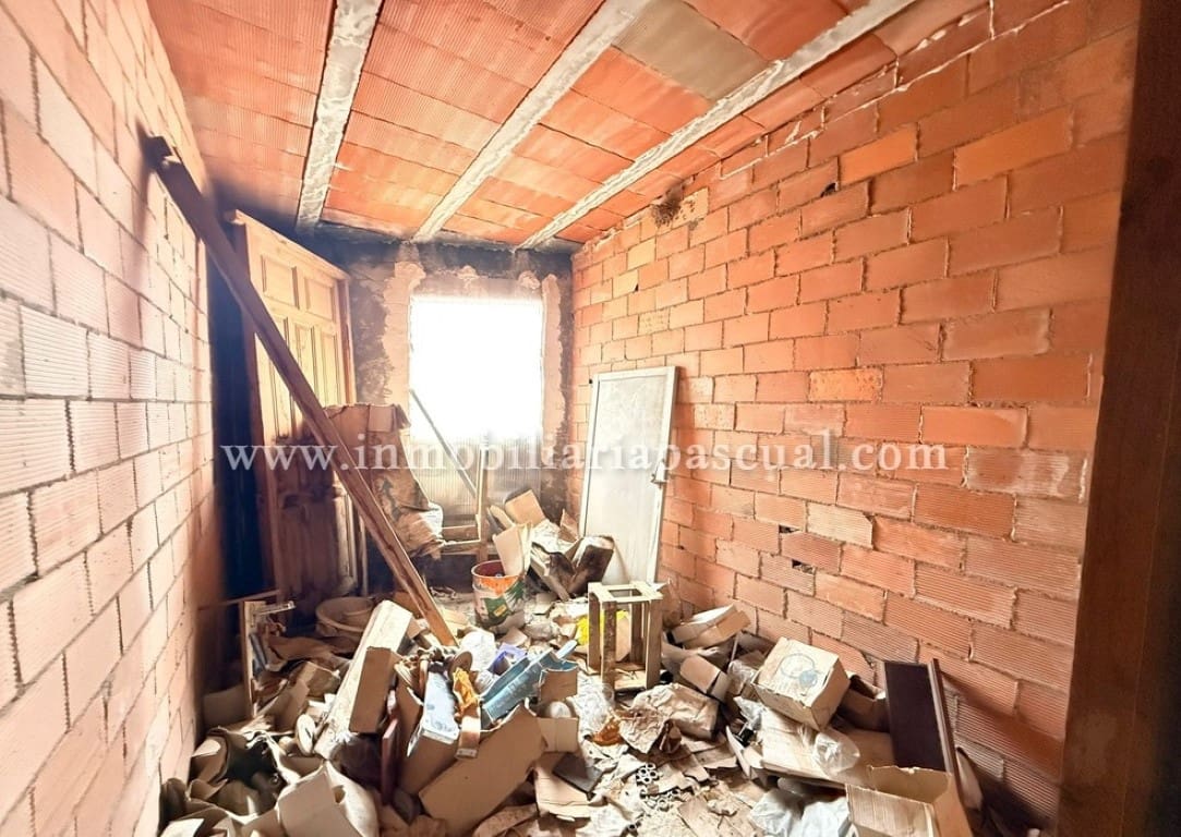 5 bedroom Villa for sale in Cocentaina with garage - € 160,000 (Ref: 9743095)