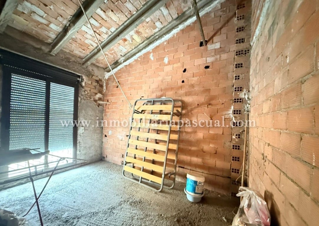 5 bedroom Villa for sale in Cocentaina with garage - € 160,000 (Ref: 9743095)