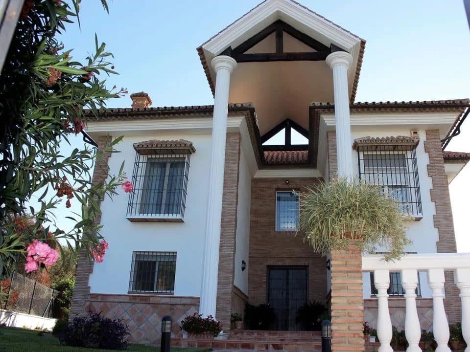 5 bedroom Villa for rent in Alhaurin el Grande with pool garage - € 2,800 (Ref: 4866459)