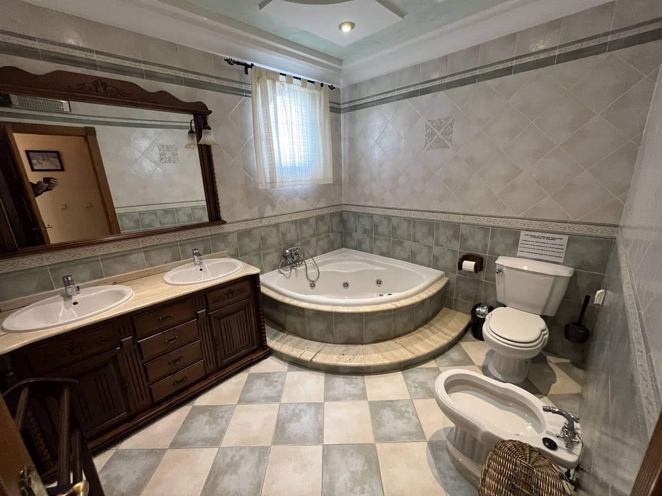 4 soveværelse Villa til leje i Alhaurin de la Torre med swimmingpool garage - € 2.000 (Ref: 8051893)