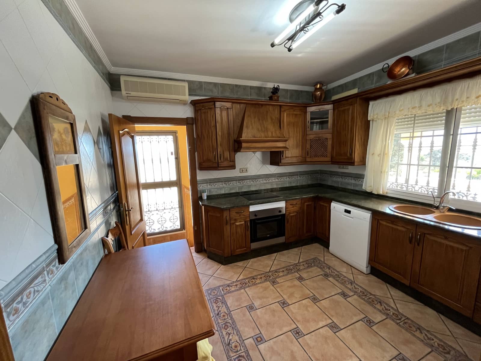 4 soveværelse Villa til leje i Alhaurin de la Torre med swimmingpool garage - € 2.000 (Ref: 8051893)