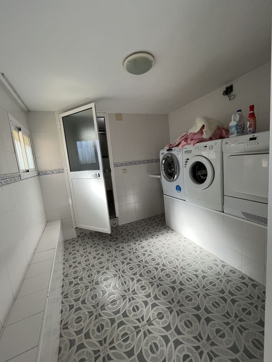 4 soveværelse Villa til leje i Alhaurin de la Torre med swimmingpool garage - € 2.000 (Ref: 8051893)