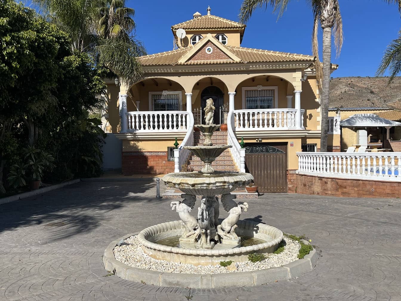 4 soveværelse Villa til leje i Alhaurin de la Torre med swimmingpool garage - € 2.000 (Ref: 8051893)