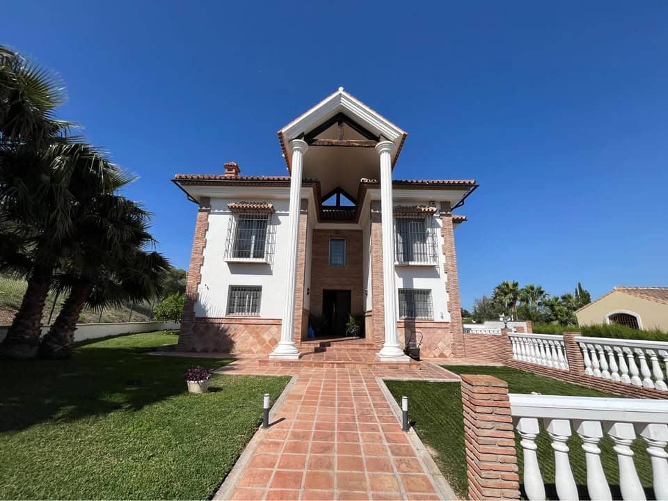 Chalet de 5 habitaciones en Alhaurín el Grande en alquiler con piscina garaje - 2.800 € (Ref: 9905141)