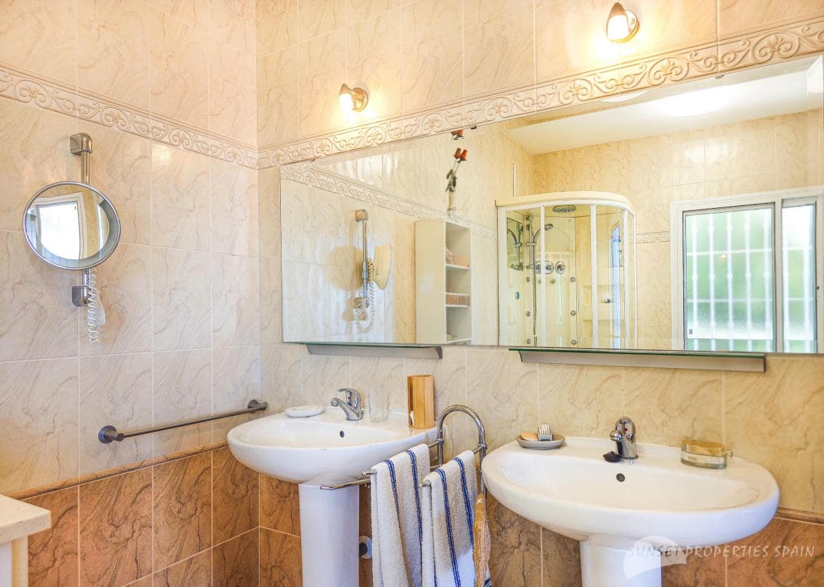 4 soveværelse Villa til salg i Arenas med swimmingpool garage - € 895.000 (Ref: 10022913)