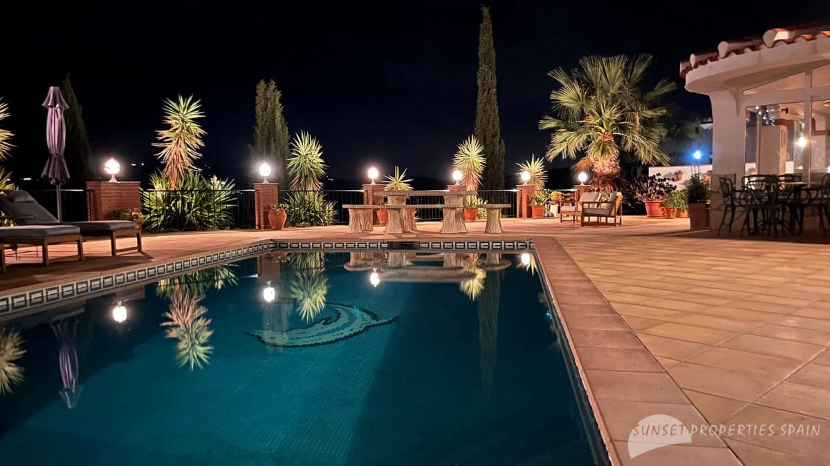4 bedroom Villa for sale in Canillas de Albaida with pool garage - € 675,000 (Ref: 10161826)