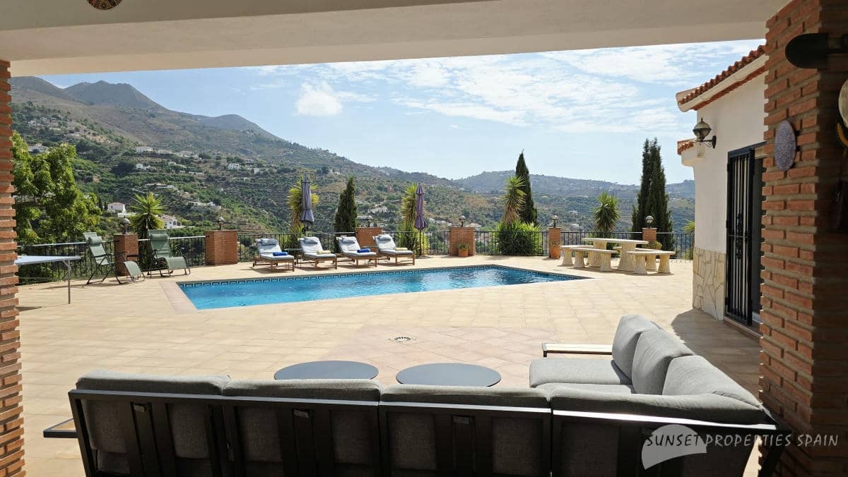4 bedroom Villa for sale in Canillas de Albaida with pool garage - € 675,000 (Ref: 10161826)