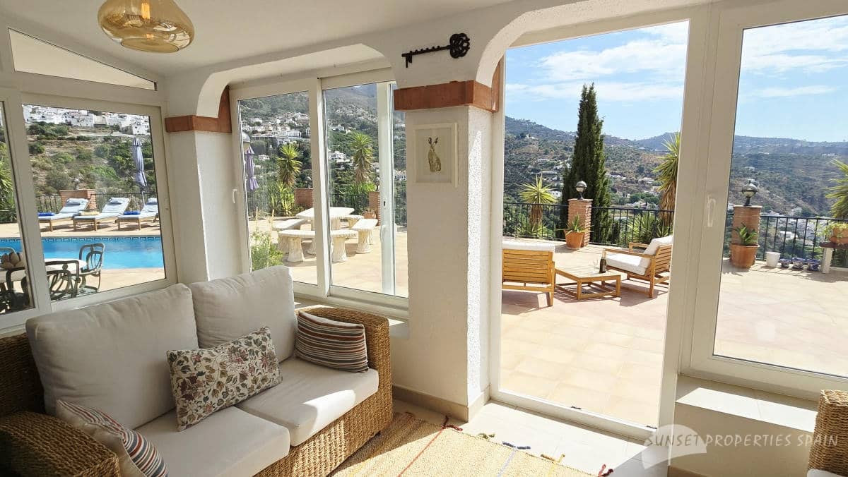 4 bedroom Villa for sale in Canillas de Albaida with pool garage - € 675,000 (Ref: 10161826)
