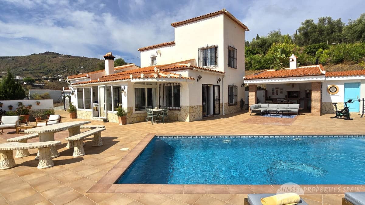 4 bedroom Villa for sale in Canillas de Albaida with pool garage - € 675,000 (Ref: 10161826)