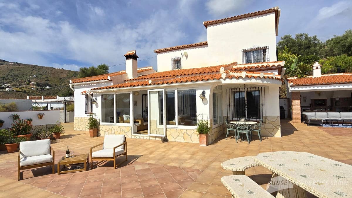 4 bedroom Villa for sale in Canillas de Albaida with pool garage - € 675,000 (Ref: 10161826)