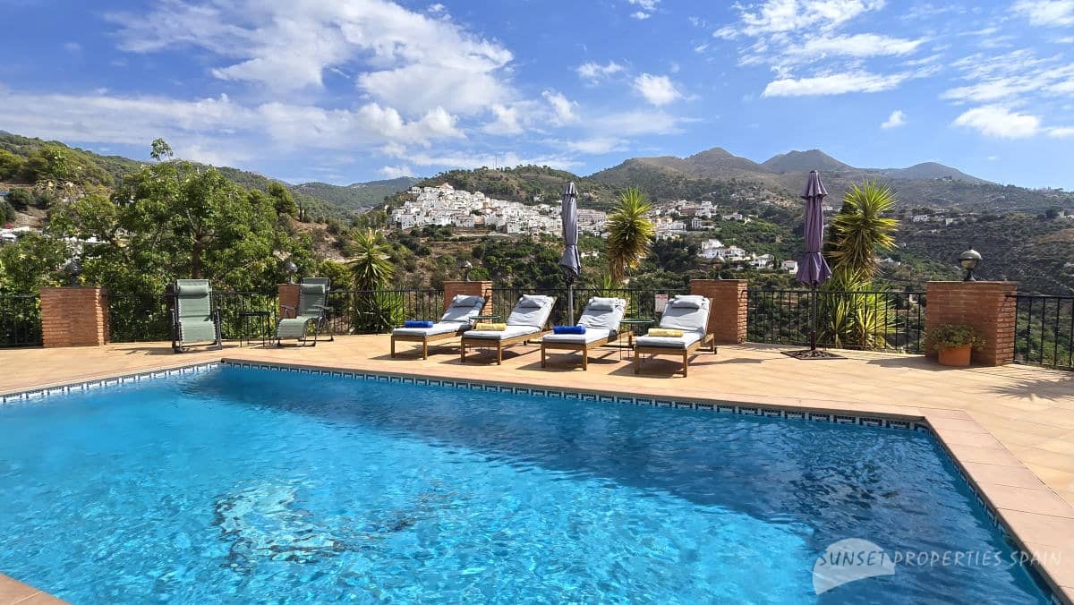 4 bedroom Villa for sale in Canillas de Albaida with pool garage - € 675,000 (Ref: 10161826)