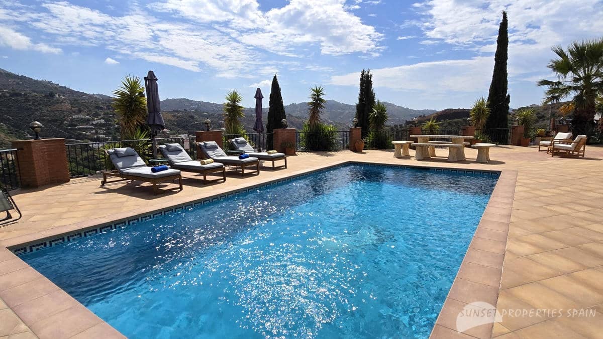 4 bedroom Villa for sale in Canillas de Albaida with pool garage - € 675,000 (Ref: 10161826)
