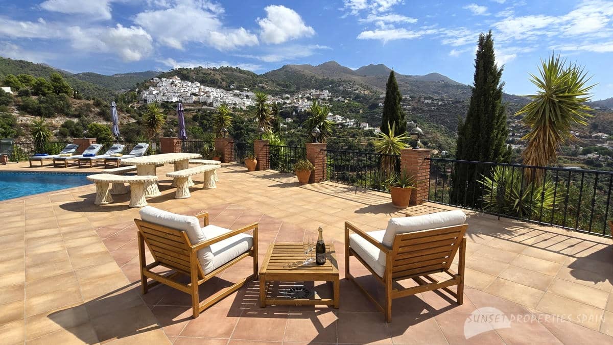 4 bedroom Villa for sale in Canillas de Albaida with pool garage - € 675,000 (Ref: 10161826)