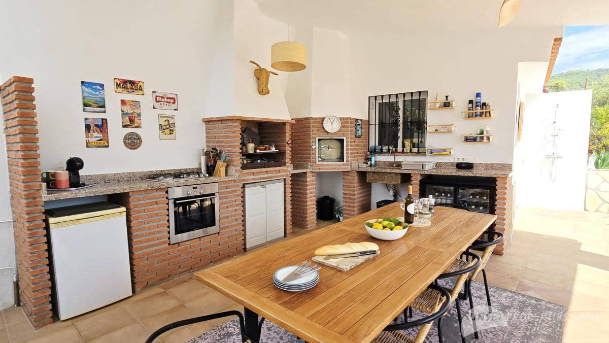 4 bedroom Villa for sale in Canillas de Albaida with pool garage - € 675,000 (Ref: 10161826)
