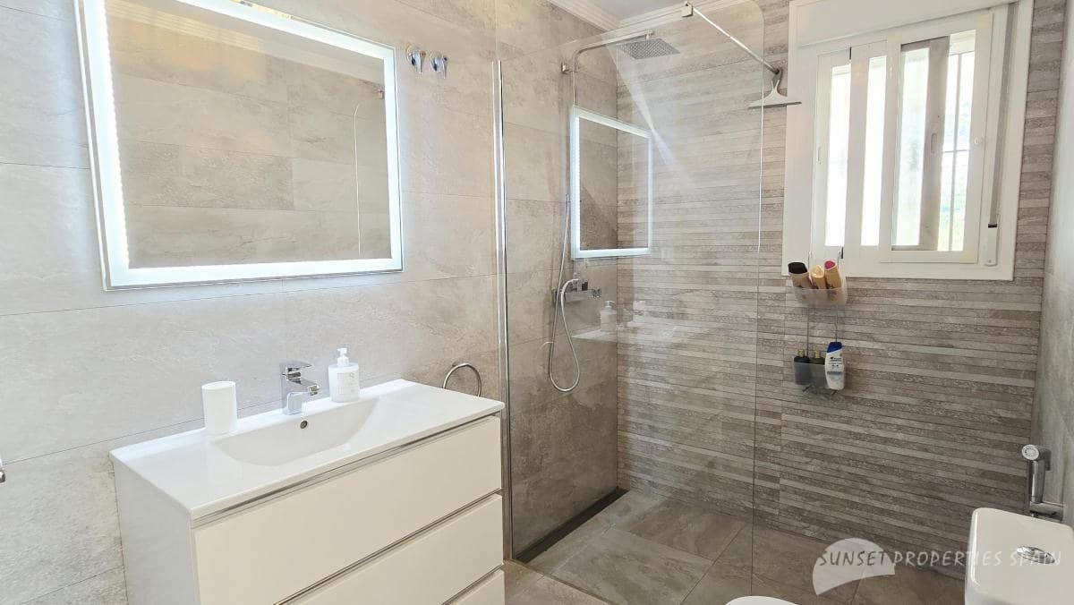 4 bedroom Villa for sale in Canillas de Albaida with pool garage - € 675,000 (Ref: 10161826)