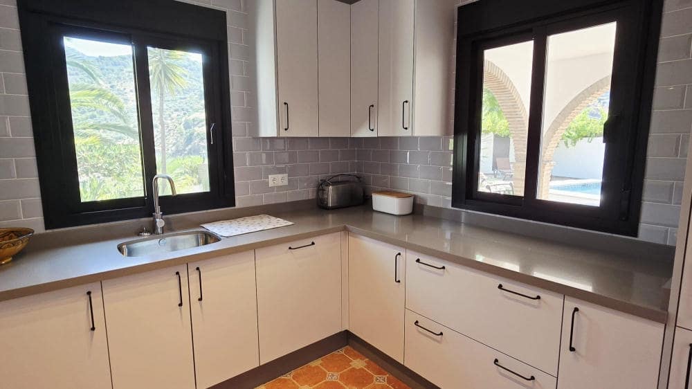 3 slaapkamer Villa te koop in Canillas de Albaida met zwembad - € 385.000 (Ref: 9117902)