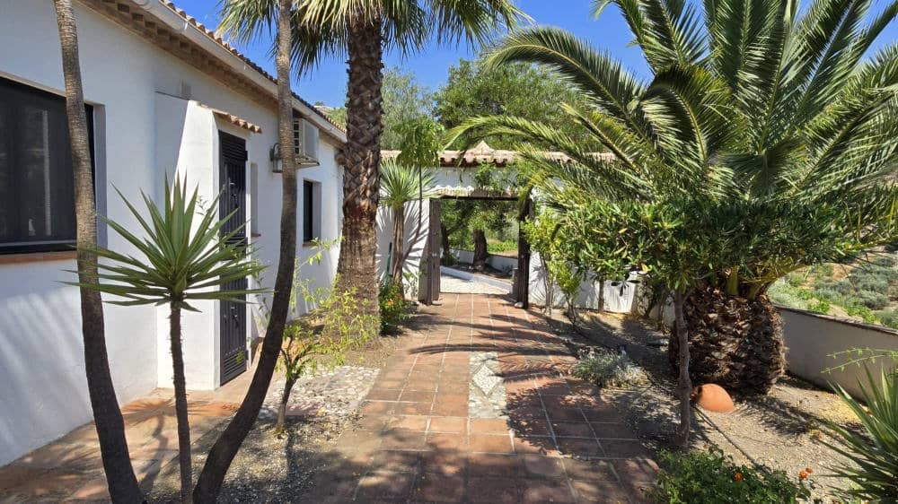 3 slaapkamer Villa te koop in Canillas de Albaida met zwembad - € 385.000 (Ref: 9117902)