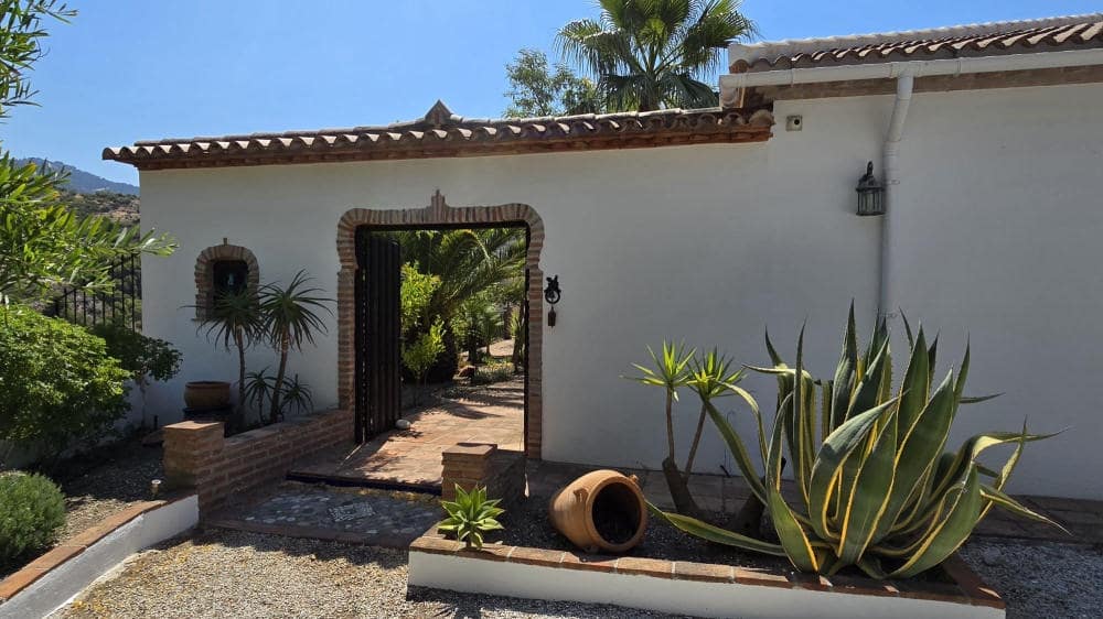 3 slaapkamer Villa te koop in Canillas de Albaida met zwembad - € 385.000 (Ref: 9117902)