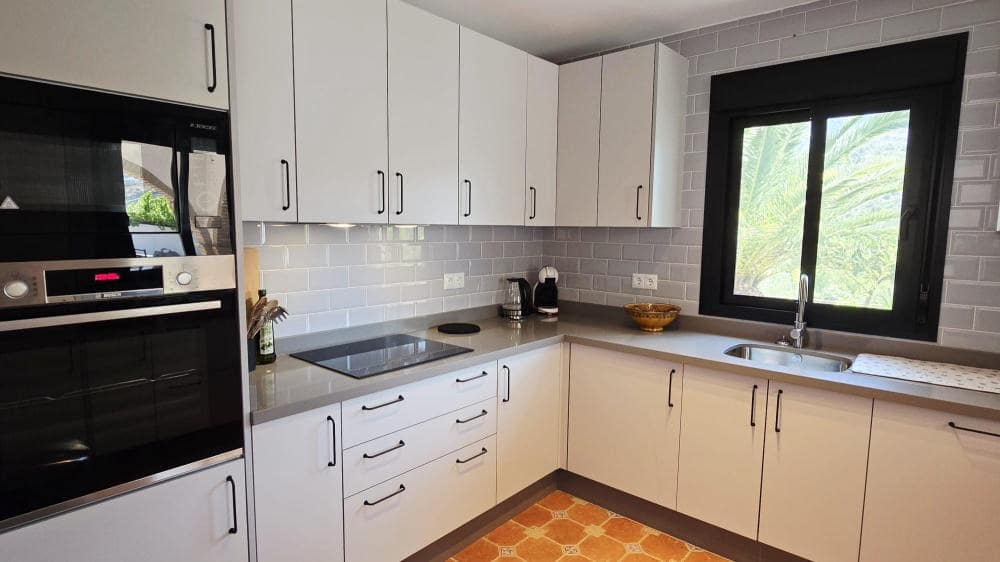 3 slaapkamer Villa te koop in Canillas de Albaida met zwembad - € 385.000 (Ref: 9117902)