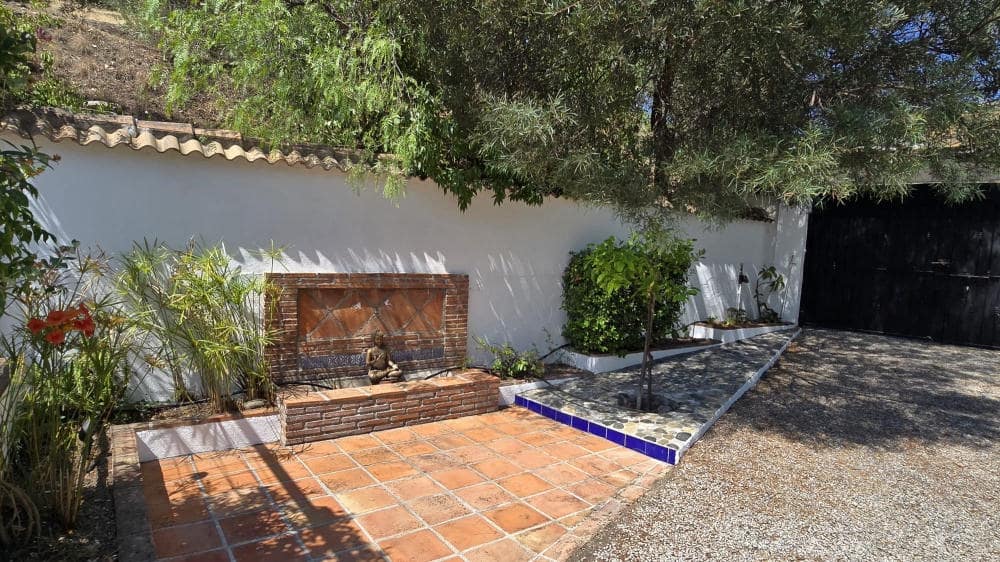 3 slaapkamer Villa te koop in Canillas de Albaida met zwembad - € 385.000 (Ref: 9117902)