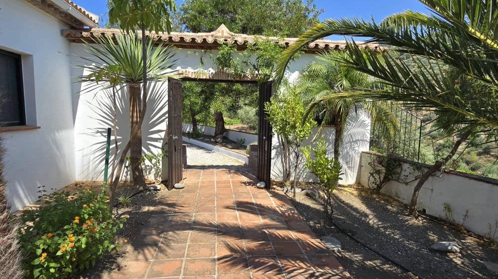 3 slaapkamer Villa te koop in Canillas de Albaida met zwembad - € 385.000 (Ref: 9117902)