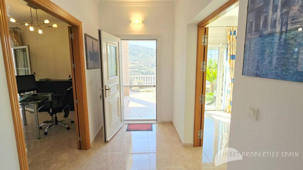 5 bedroom Villa for sale in Competa with pool - € 575,000 (Ref: 9135085)