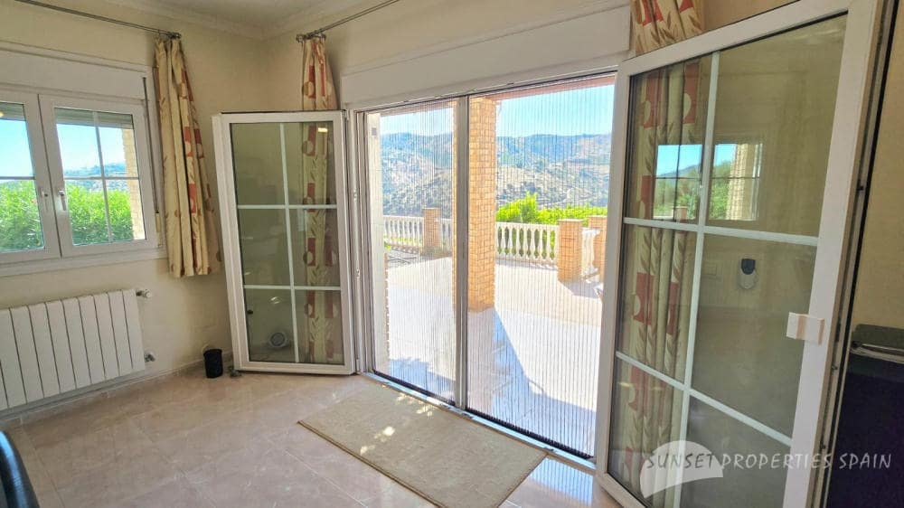 5 bedroom Villa for sale in Competa with pool - € 575,000 (Ref: 9135085)