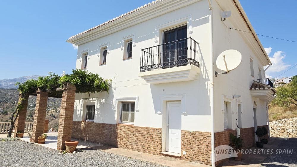 5 bedroom Villa for sale in Competa with pool - € 575,000 (Ref: 9135085)