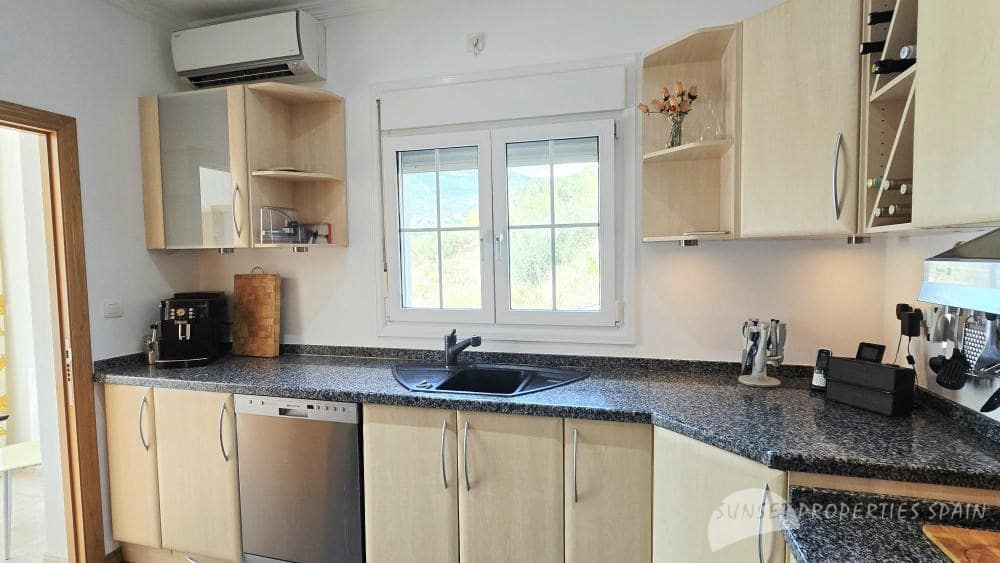 5 bedroom Villa for sale in Competa with pool - € 575,000 (Ref: 9135085)