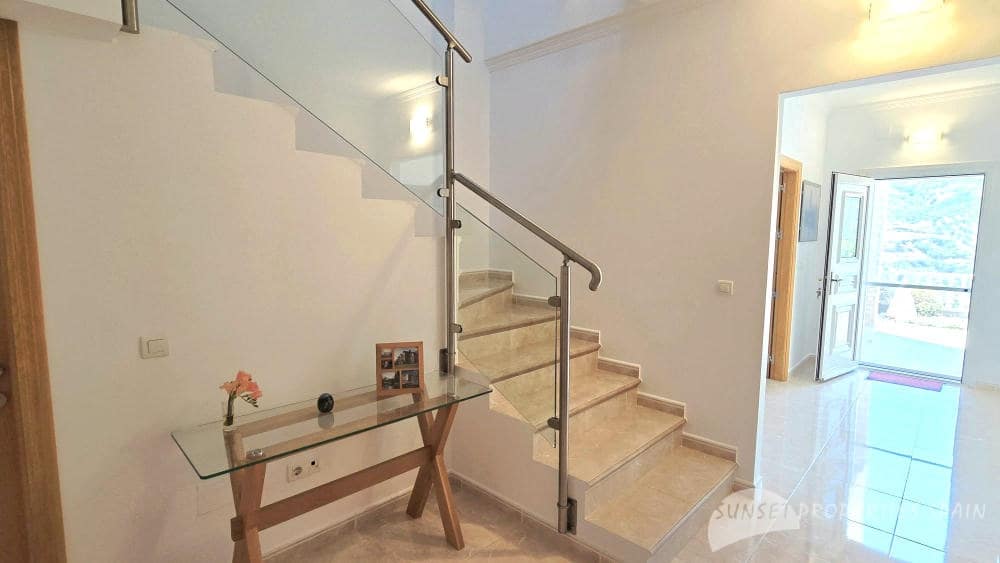 5 bedroom Villa for sale in Competa with pool - € 575,000 (Ref: 9135085)