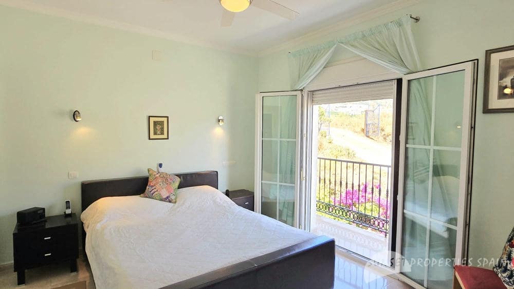 5 bedroom Villa for sale in Competa with pool - € 575,000 (Ref: 9135085)