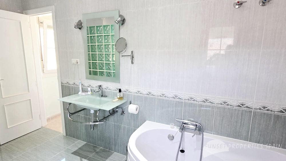 5 bedroom Villa for sale in Competa with pool - € 575,000 (Ref: 9135085)