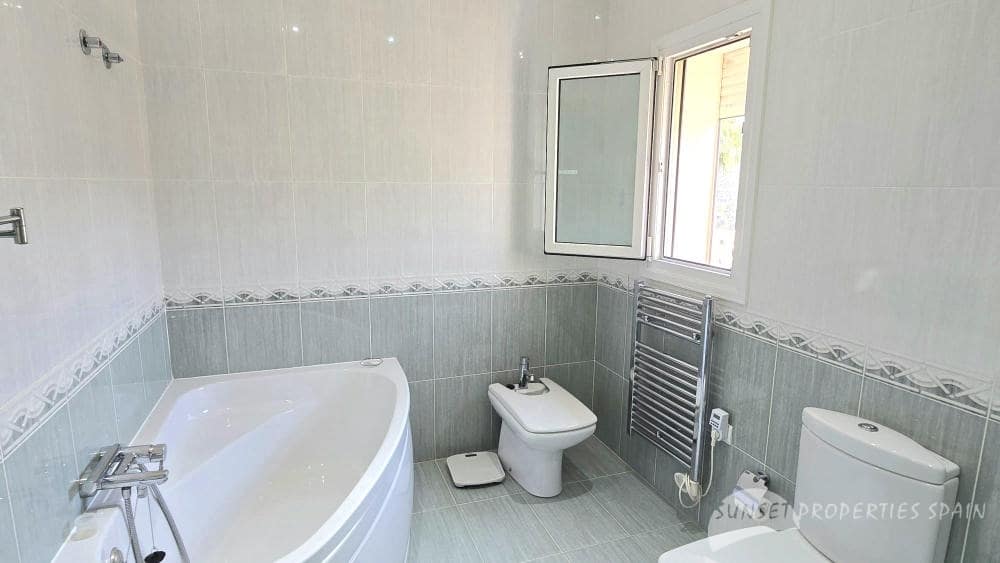 5 bedroom Villa for sale in Competa with pool - € 575,000 (Ref: 9135085)