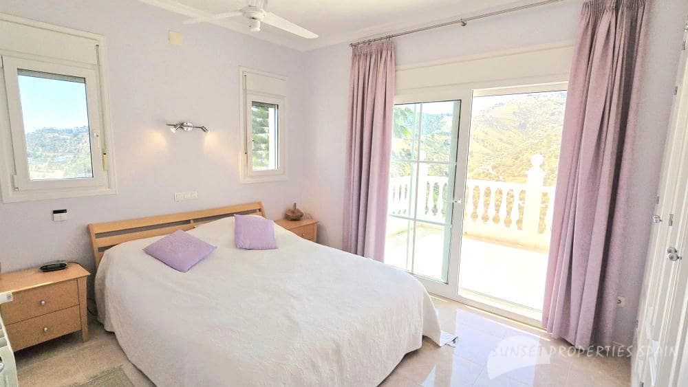 5 bedroom Villa for sale in Competa with pool - € 575,000 (Ref: 9135085)