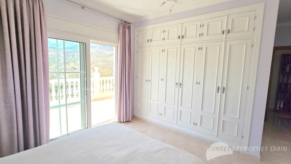 5 bedroom Villa for sale in Competa with pool - € 575,000 (Ref: 9135085)