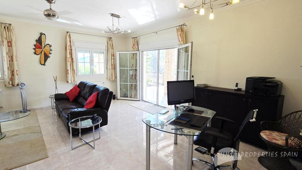 5 bedroom Villa for sale in Competa with pool - € 575,000 (Ref: 9135085)