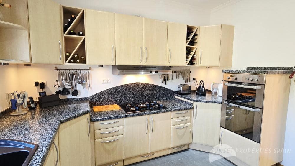 5 bedroom Villa for sale in Competa with pool - € 575,000 (Ref: 9135085)