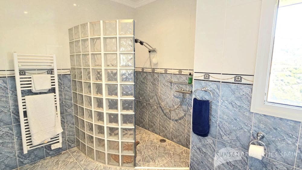 5 bedroom Villa for sale in Competa with pool - € 575,000 (Ref: 9135085)