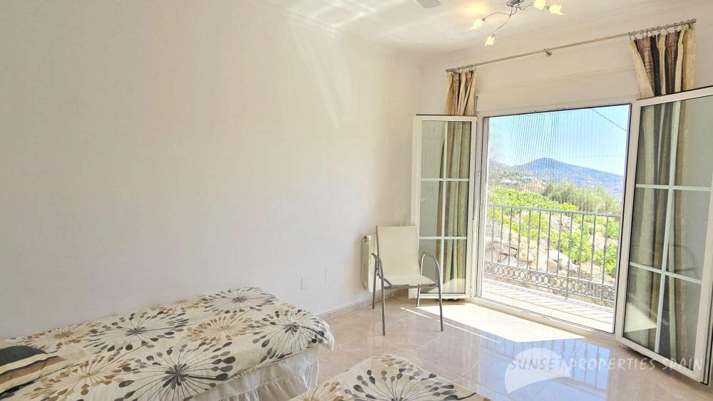 5 bedroom Villa for sale in Competa with pool - € 575,000 (Ref: 9135085)