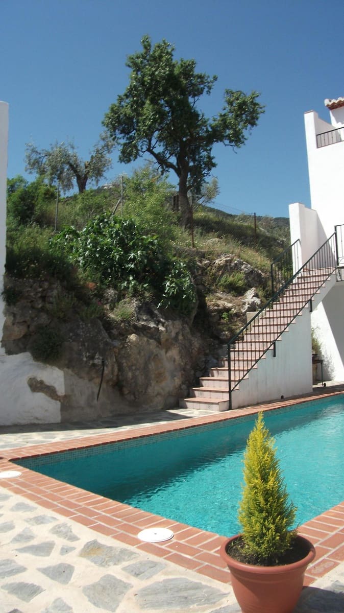 3 slaapkamer Huis voor vakantieverhuur in Pinos del Valle met zwembad garage - € 150 (Ref: 1325766)