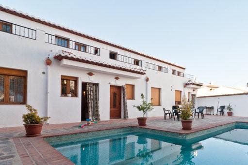 3 slaapkamer Huis voor vakantieverhuur in Pinos del Valle met zwembad garage - € 150 (Ref: 1325766)